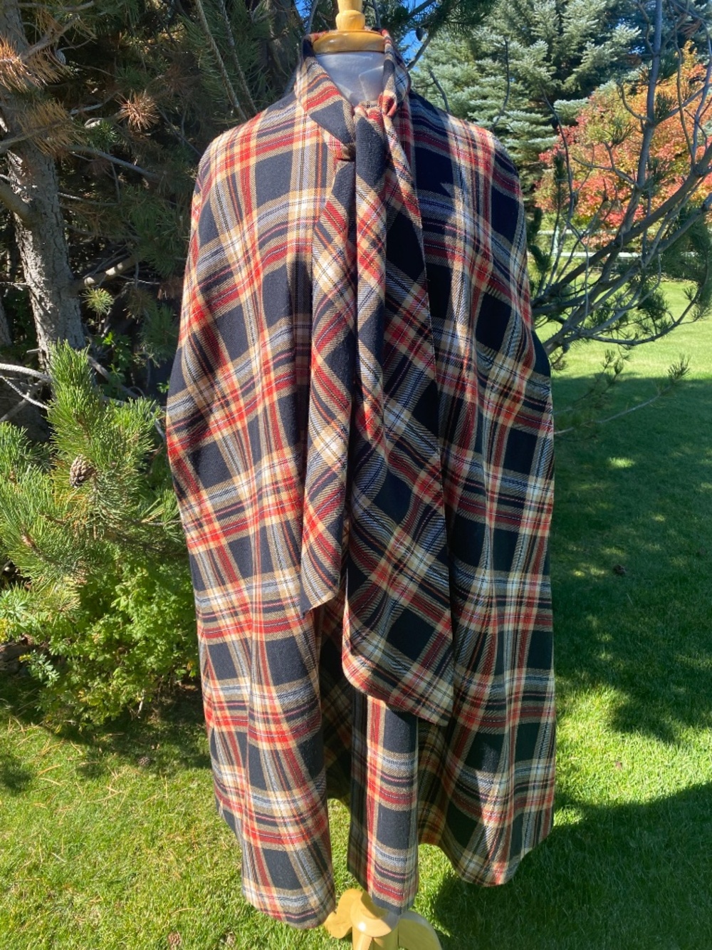 Vintage Scottish Tartan Wool Plaid Outfit: Cape, Skirt and Pants Set (6) - Picture 11 of 12